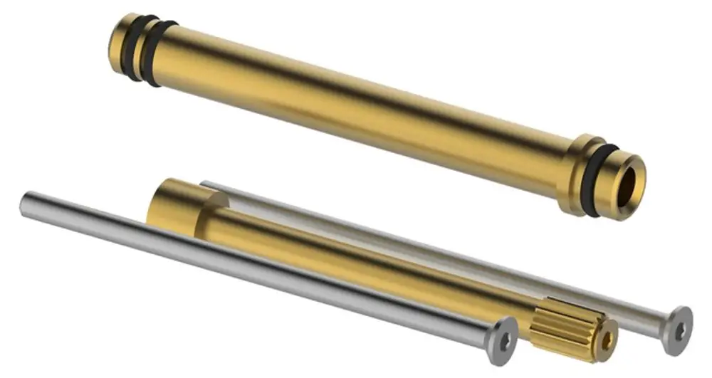 Verlängerungs-Set aus Metallteilen in gold und silber, bestehend aus Rohren und Verbindungsstücken, geeignet für Keuco Ab- und Umstellventile mit Schlauchanschluss.